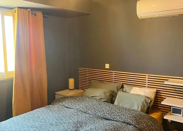 2 Bedroom Flat In Centre * לרנקה